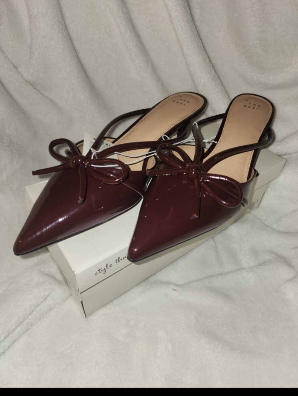 A new day womens size 11 odelia Burgundy kitten heel shoes